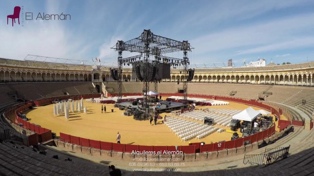 Timelapse del montaje de un escenario en una plaza de toros