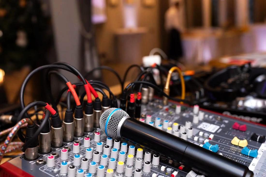 Sound, LED screens and staging hire · LED Screens and Projection · Dale al REC