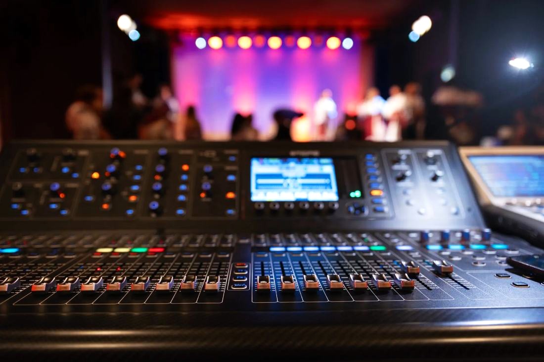 Sound, LED screens and staging hire · LED Screens and Projection · Dale al REC