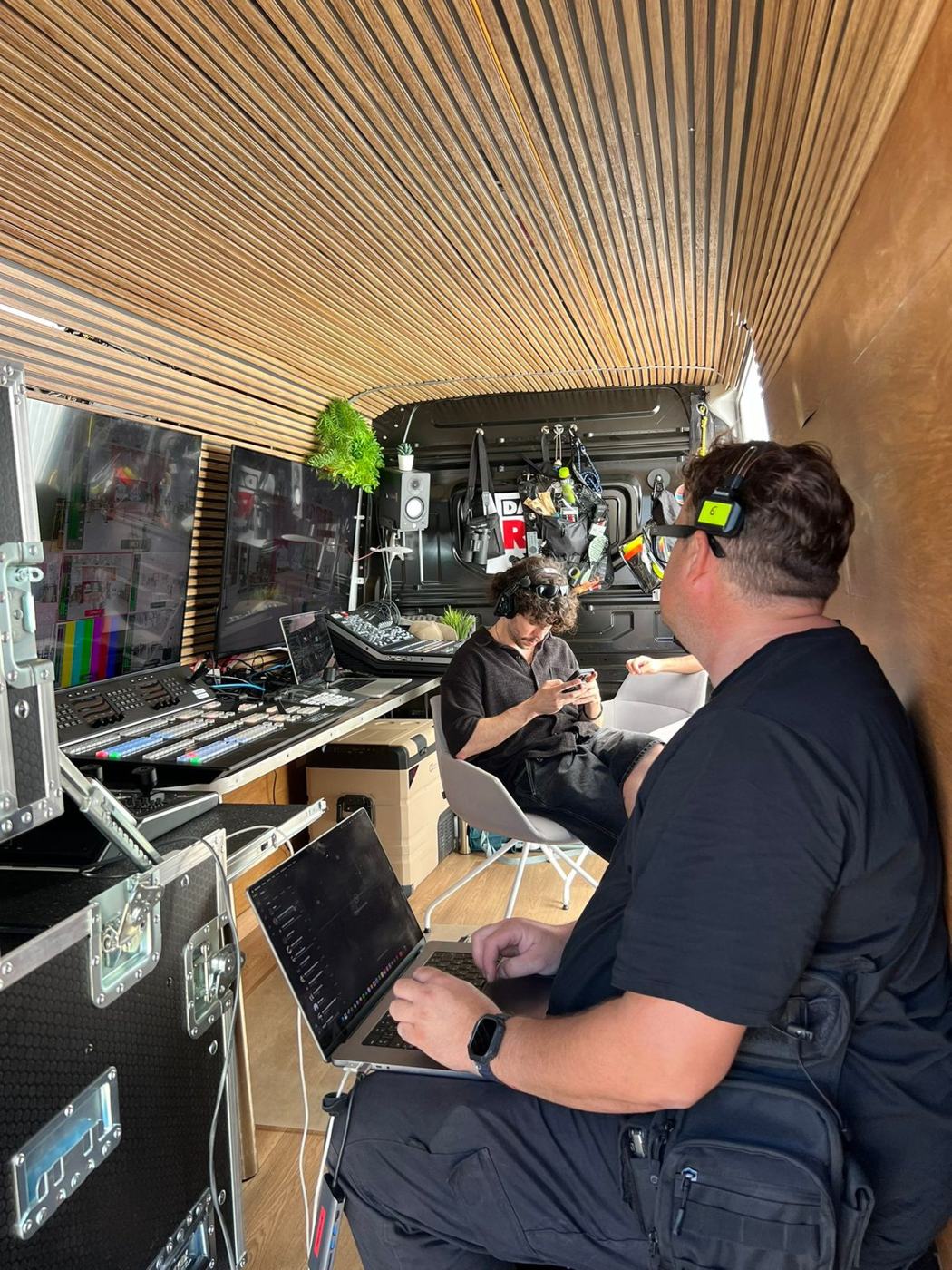 Técnicos de realización y emisión en la unidad móvil durante el streaming