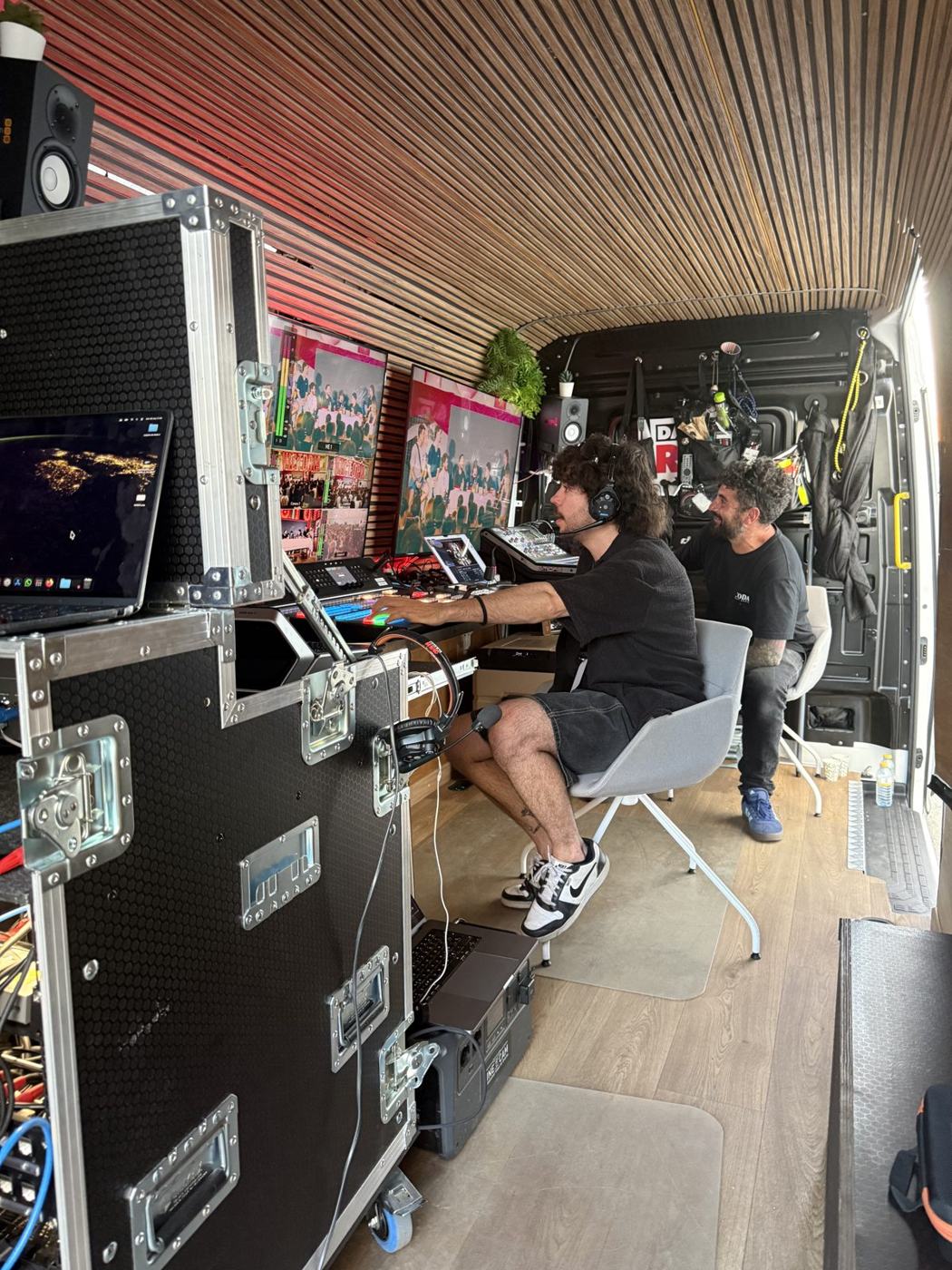 Control de realización dentro de la unidad móvil en el evento de IlloJuan
