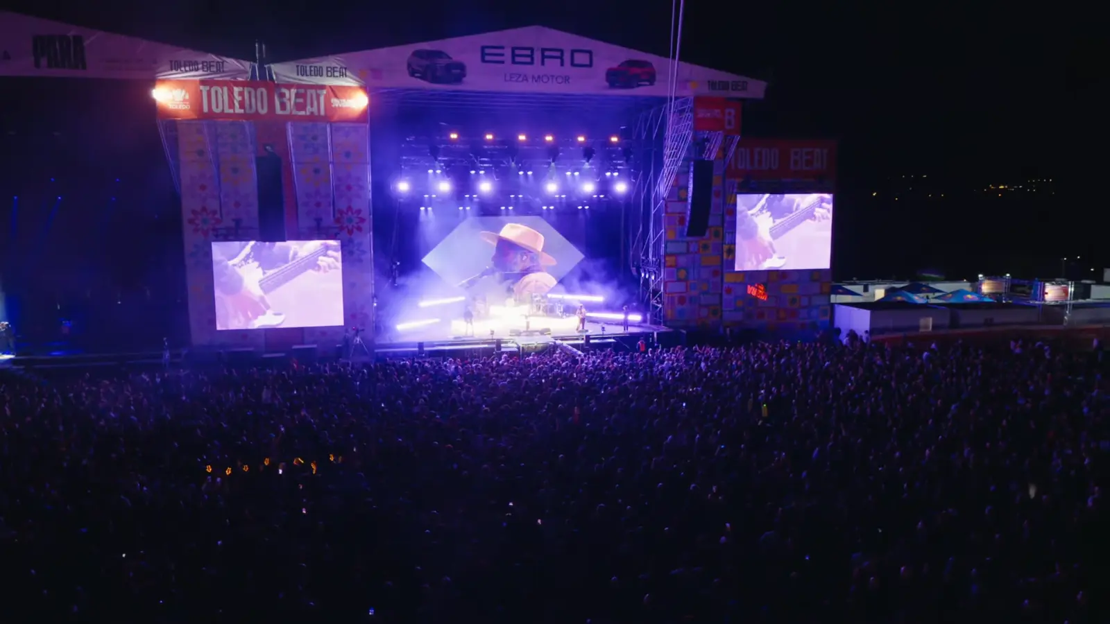 Escenario de Toledo Beat de noche con pantallas y público, realización de Dale al REC