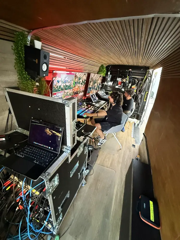Interior de la unidad móvil: rack de vídeo y puestos de trabajo durante un festival