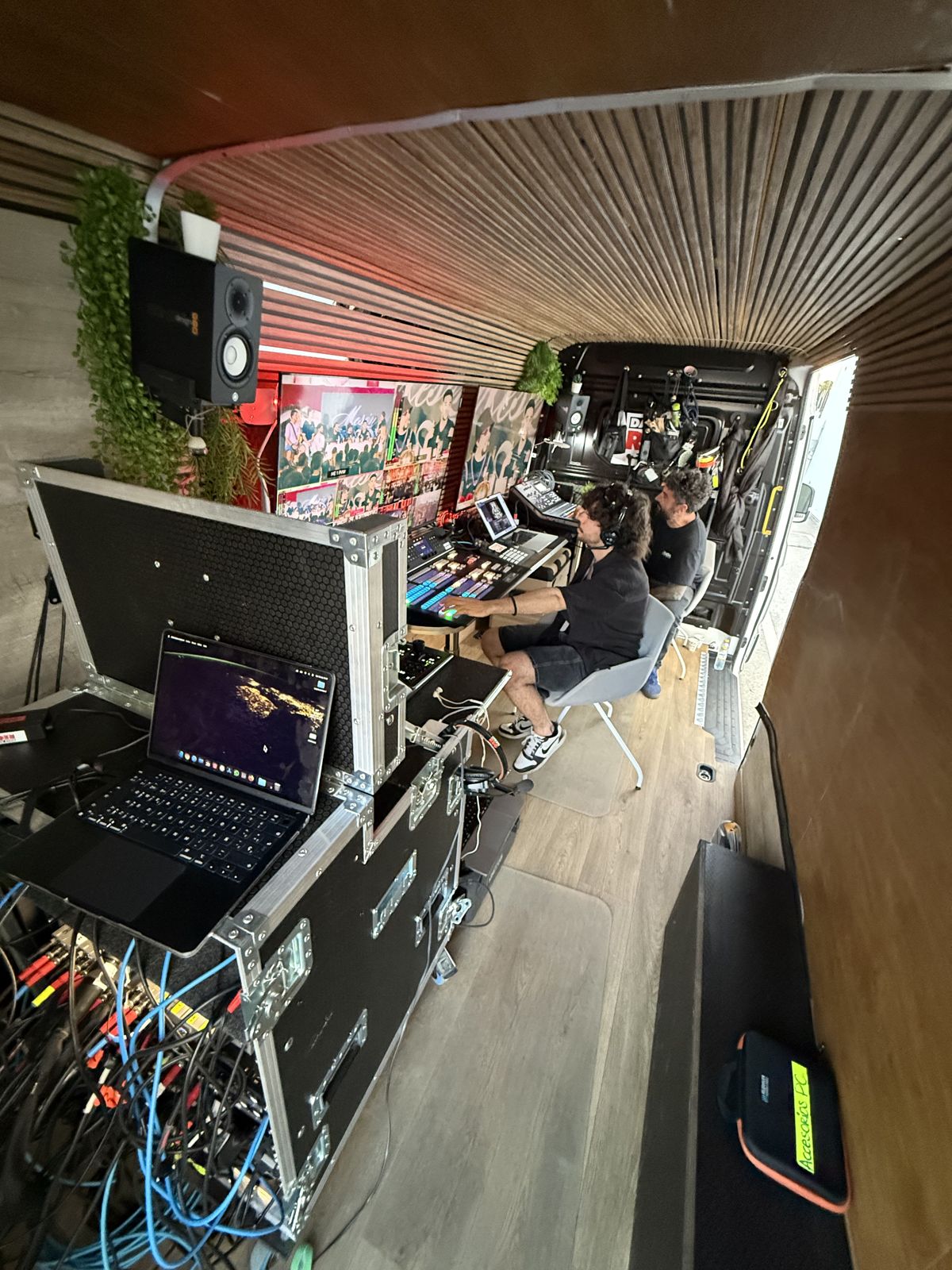 Interior de la unidad móvil: rack de vídeo y puestos de trabajo durante un festival