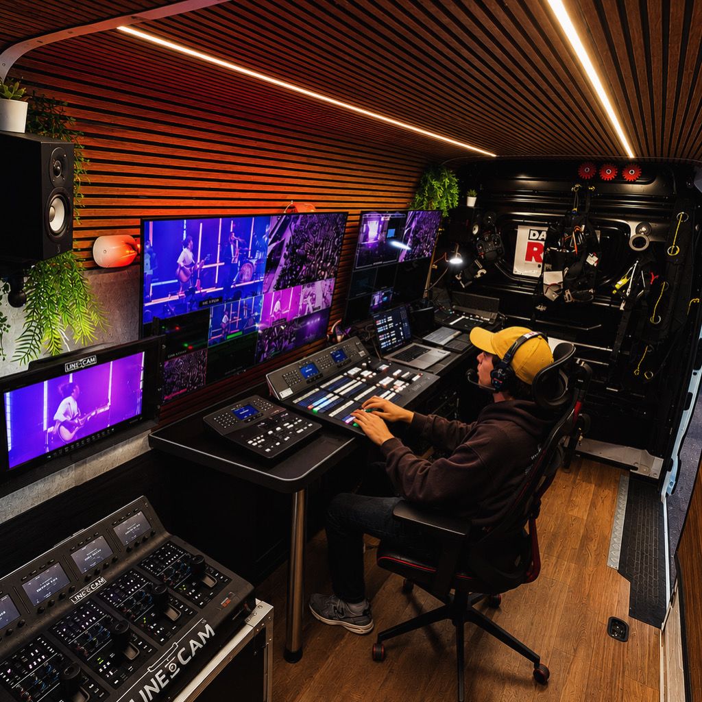 Interior de la unidad móvil: realizador en el mezclador con multiview y CCU LINECAM