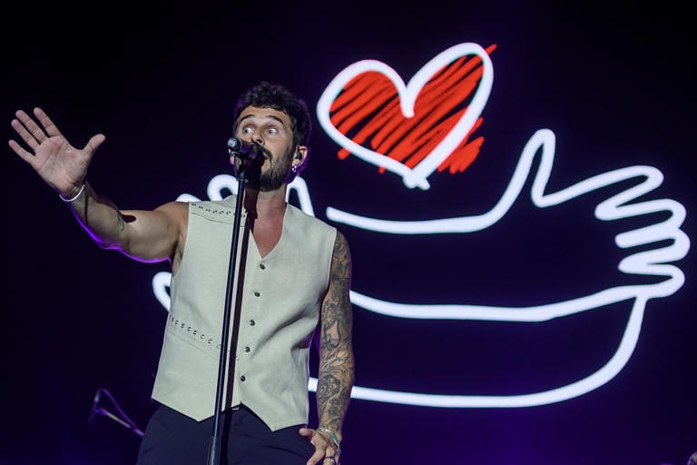 🎬 ¡Otro éxito más para el equipo!
Anoche tuvimos el placer de encargarnos de toda la realización en directo del concierto de @molinaoficial_ , un show que nos permitió dar lo mejor de nuestra experiencia técnica y humana.📹 Más de 8 cámaras y drones situadas en puntos estratégicos, dos realizaciones independientes: una para las pantallas centrales y otra para las pantallas laterales, asegurando que cada ángulo, cada emoción y cada detalle llegara al público como se merece. Un placer ver también a @raule__ donde inicia su gira de conciertos este año que no podrás perderte.💪 Un trabajo coordinado y profesional, donde cada pieza del equipo sumó para lograr un resultado impecable. ¡Gracias a todos los que lo hicieron posible!#AntoñitoMolina #RealizaciónEnDirecto #Cámaras #PantallasGigantes #ProducciónAudiovisual #TrabajoEnEquipo #ConciertosEspaña #Directo #RealizaciónProfesional #Showtime