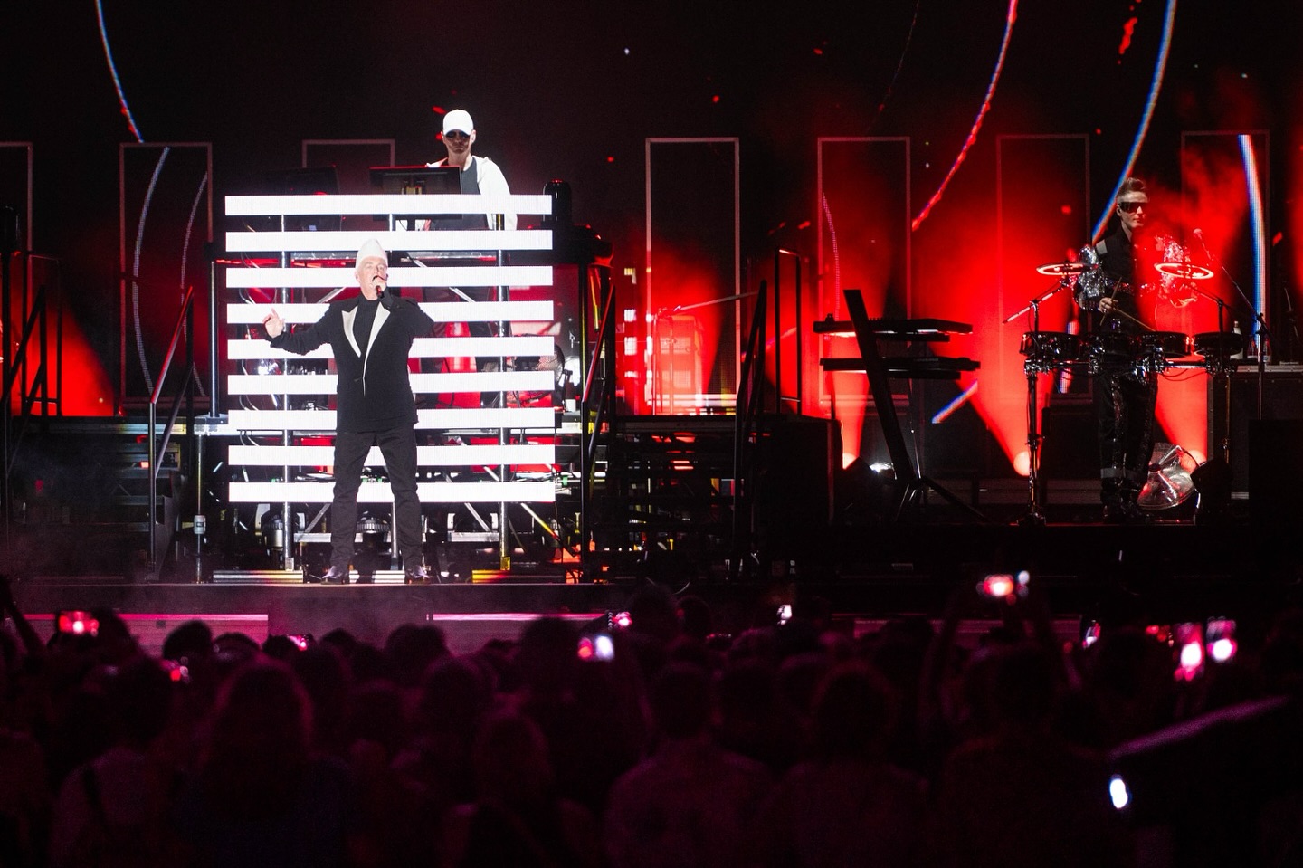 ✨ Anoche vivimos una de esas jornadas que se quedan grabadas en la memoria. Tener la oportunidad de trabajar junto a los legendarios Pet Shop Boys en plena Plaza de España de Sevilla ha sido todo un privilegio.🎥 Desde nuestra unidad de realización, coordinamos cámaras, equipos de CCU y un despliegue técnico impecable en colaboración con un equipo humano de primer nivel.La unión de fuerzas entre profesionales, creatividad y tecnología convirtió este show en un auténtico éxito audiovisual. Gracias a todos los que formaron parte.#PetShopBoys #PlazaEspañaSevilla #RealizaciónAudiovisual #CCU #Directo #Cámaras #ConciertosEspaña #ProducciónAudiovisual #EquipoProfesional #SevillaEsCultura