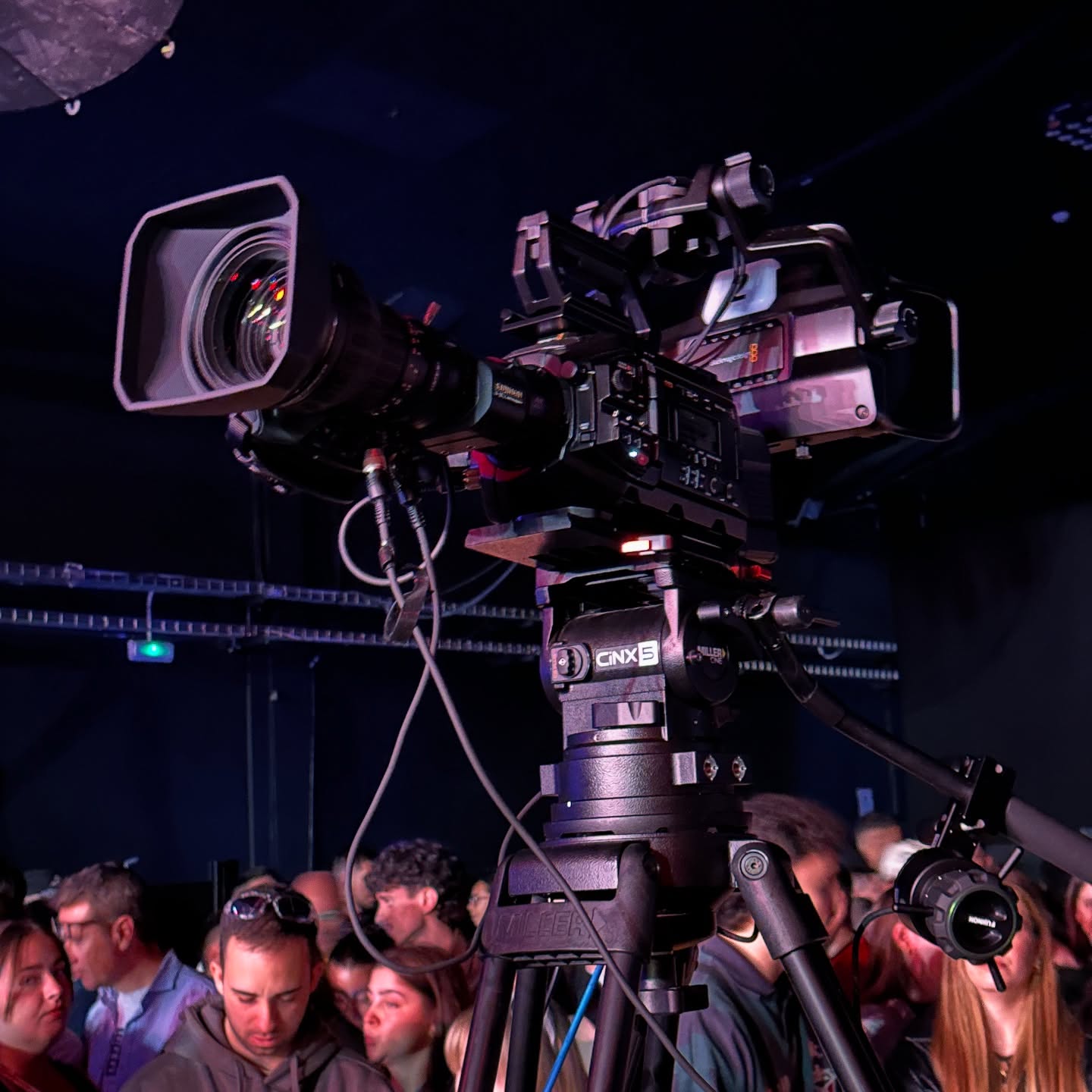 ¿Necesitas realización profesional para tu concierto?
En @dalealrec_visual llevamos la experiencia en directo al siguiente nivel con la última tecnología de Blackmagic Design.Ofrecemos realización multicámara con calidad cinematográfica, mezcladores ATEM, cámaras URSA Broadcast y flujo completo en 4K. Ideal para festivales, conciertos y eventos en vivo que necesitan un resultado top.Streaming, grabación, pantallas gigantes y más.
Confía en un equipo técnico que se mueve como tú: al ritmo del show.Reserva tu fecha y haz que tu concierto se vea como una película.
